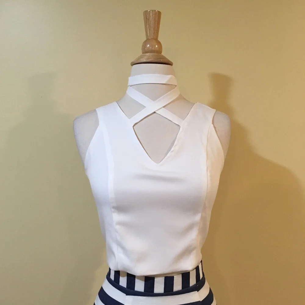 Cross Front Wrap Choker Cropped Top - Picture 4 of 7